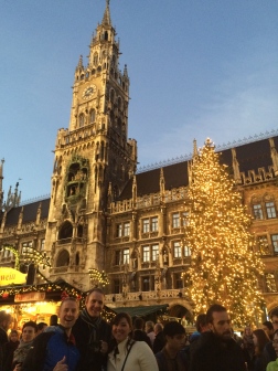 How beautiful is this Christmas Market at the famous Marienplatz at night?!